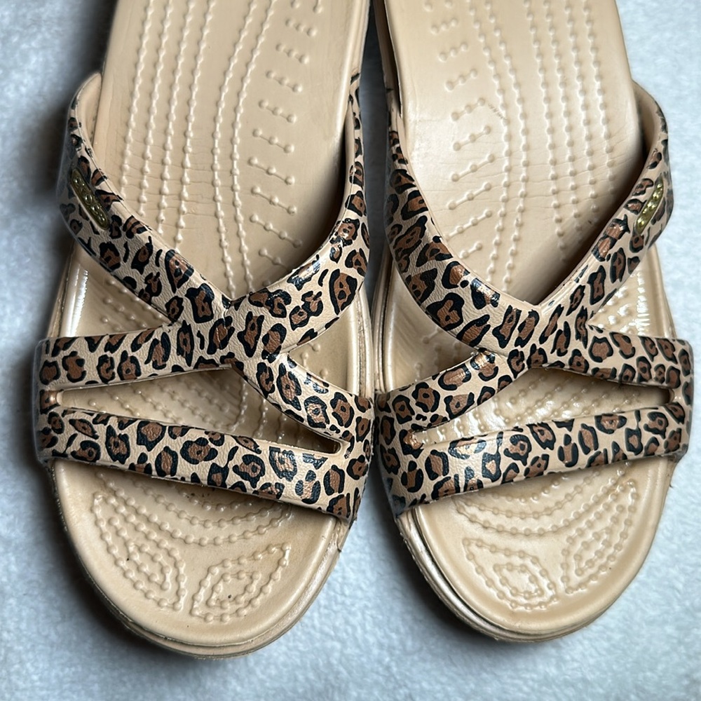 CROCS Patricia II Leopard Tan and Brown Wedge Slide on Sandals Size 6 - Picture 5 of 6
